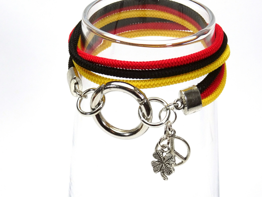 Wickelarmband schwarz rot gelb mit Rundkarabiner und Charm Peace und Kleeblatt